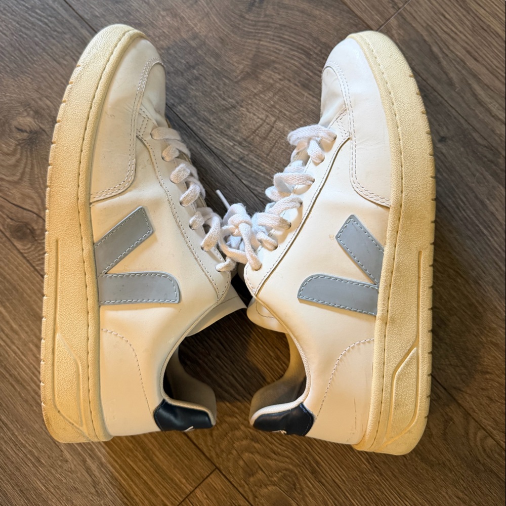 VEJA V-12 Extra White/Steel/ Nautico EU 39 (US Women's 8.5)